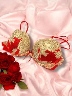 Victoria's Secret Bombshell Bra with lace and rhinestone: 34A